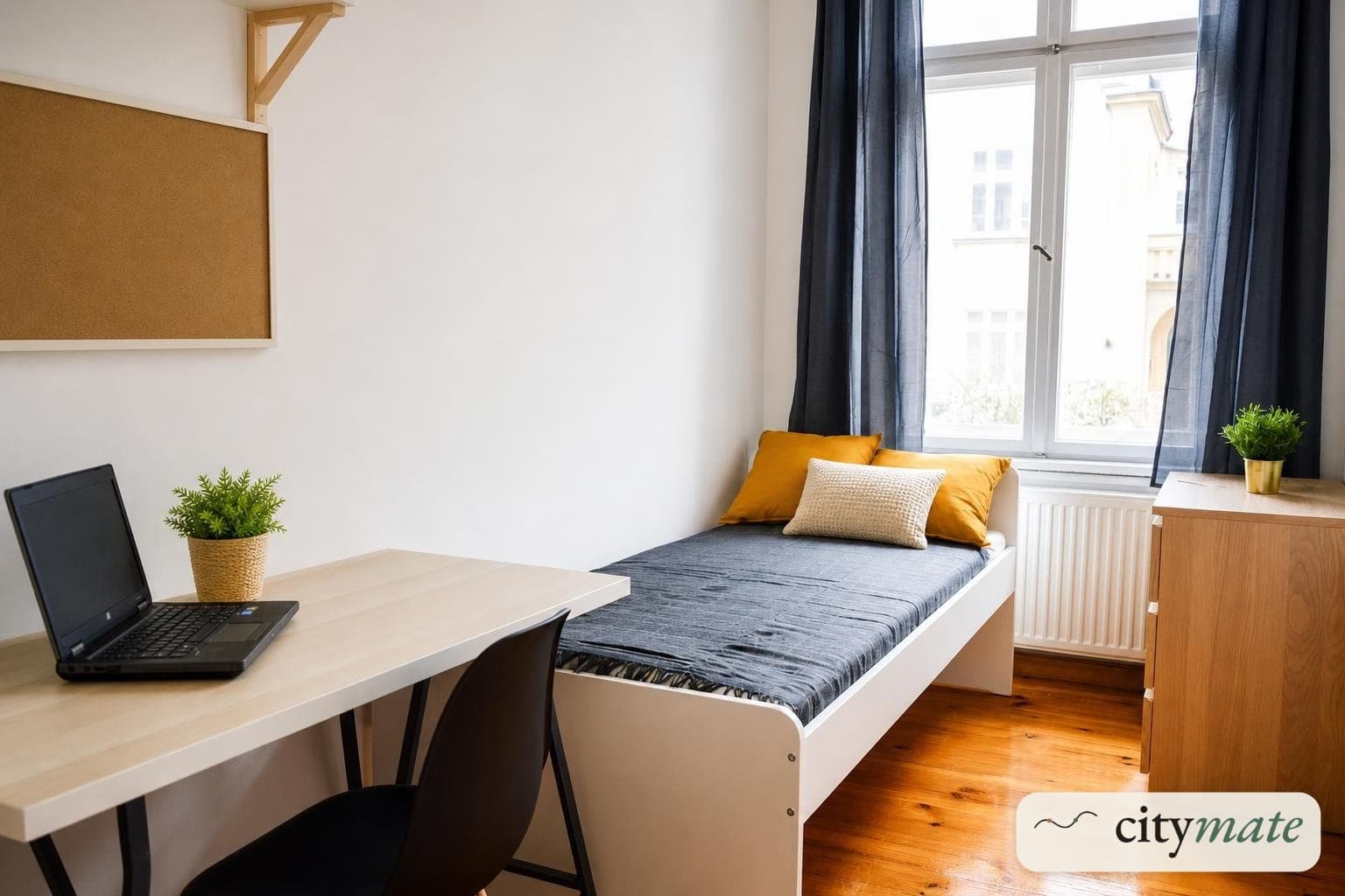 Room of area 10 m2 close to the centre