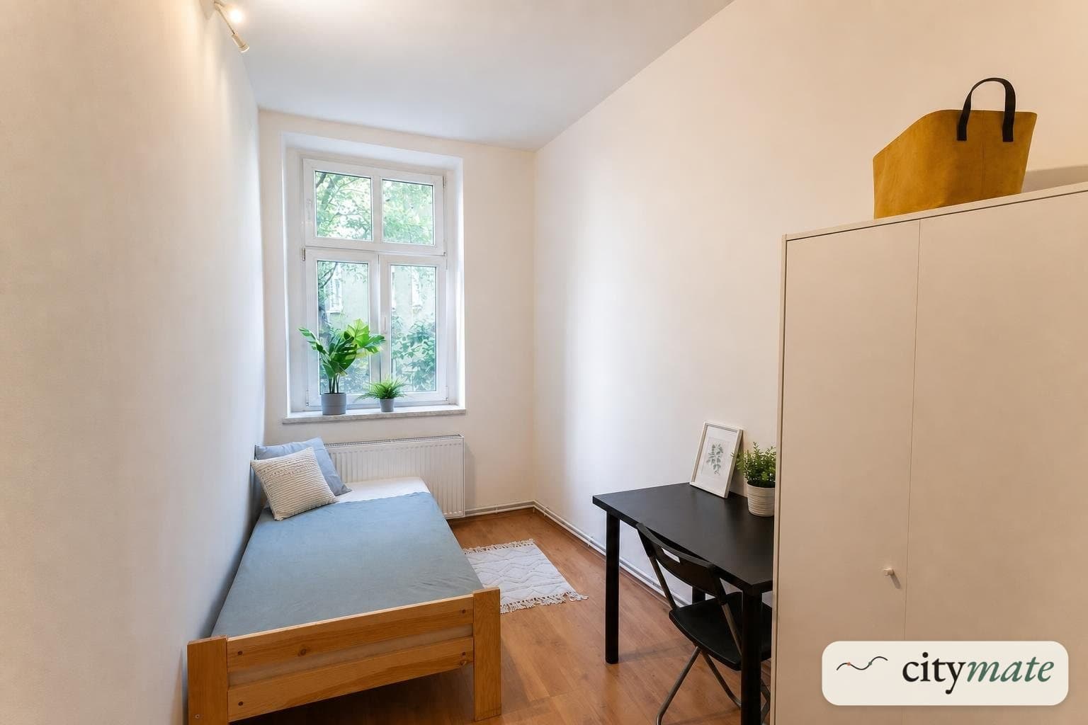 Flat with a desk for work and a wardrobe