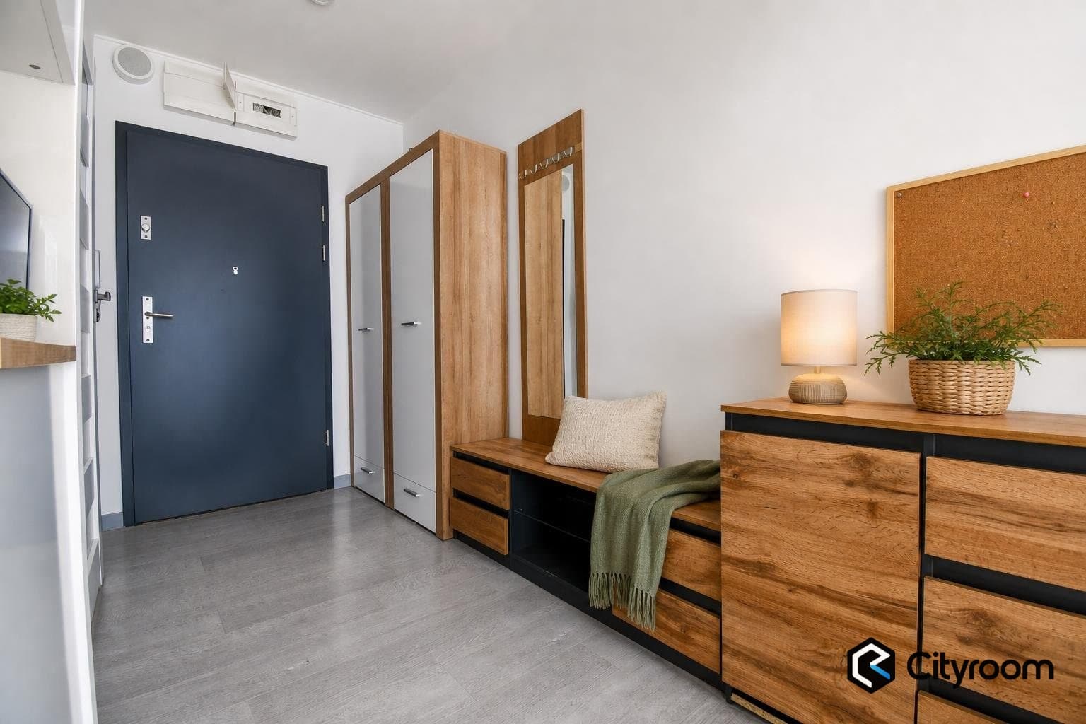 Studio flat 20 m2 with a modular sofa and a desk