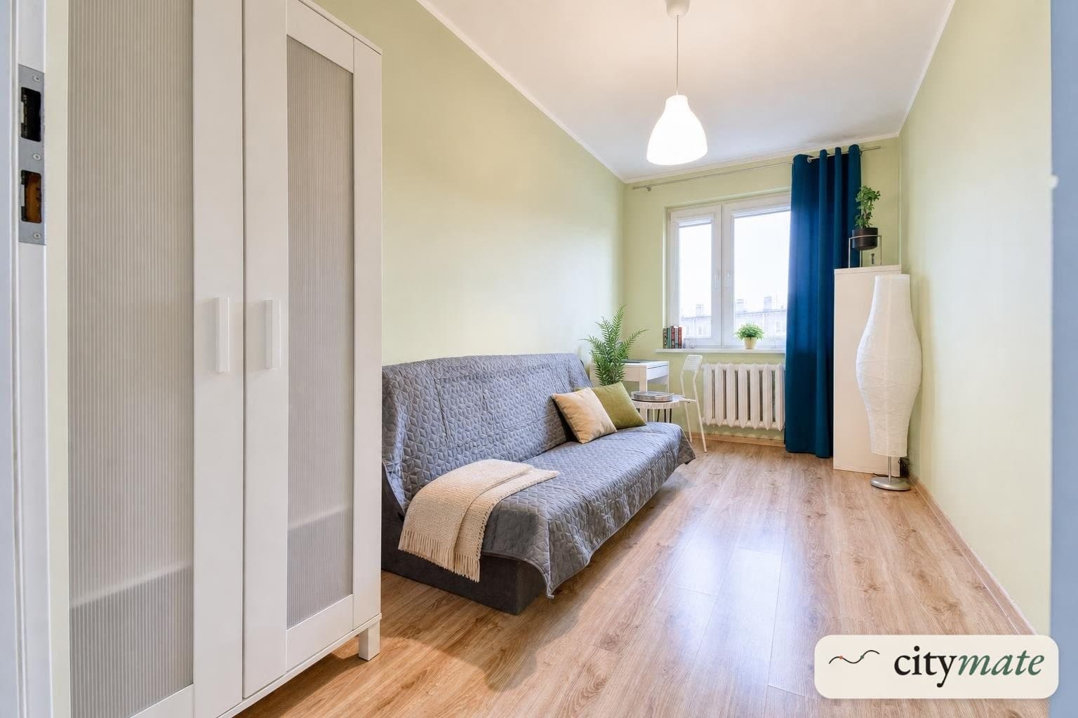 Room 16 m² in an apartment with a modern style