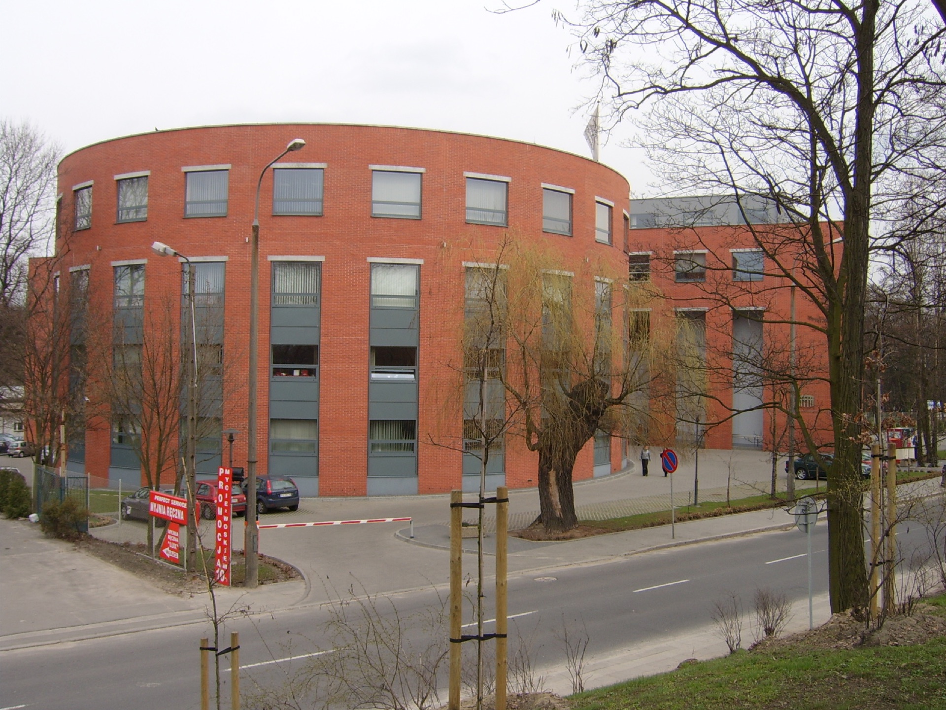 Budynek Collegium Da Vinci w Poznaniu (zdjęcie z czasów, gdy uczelnia nazywała się WSNHiD)