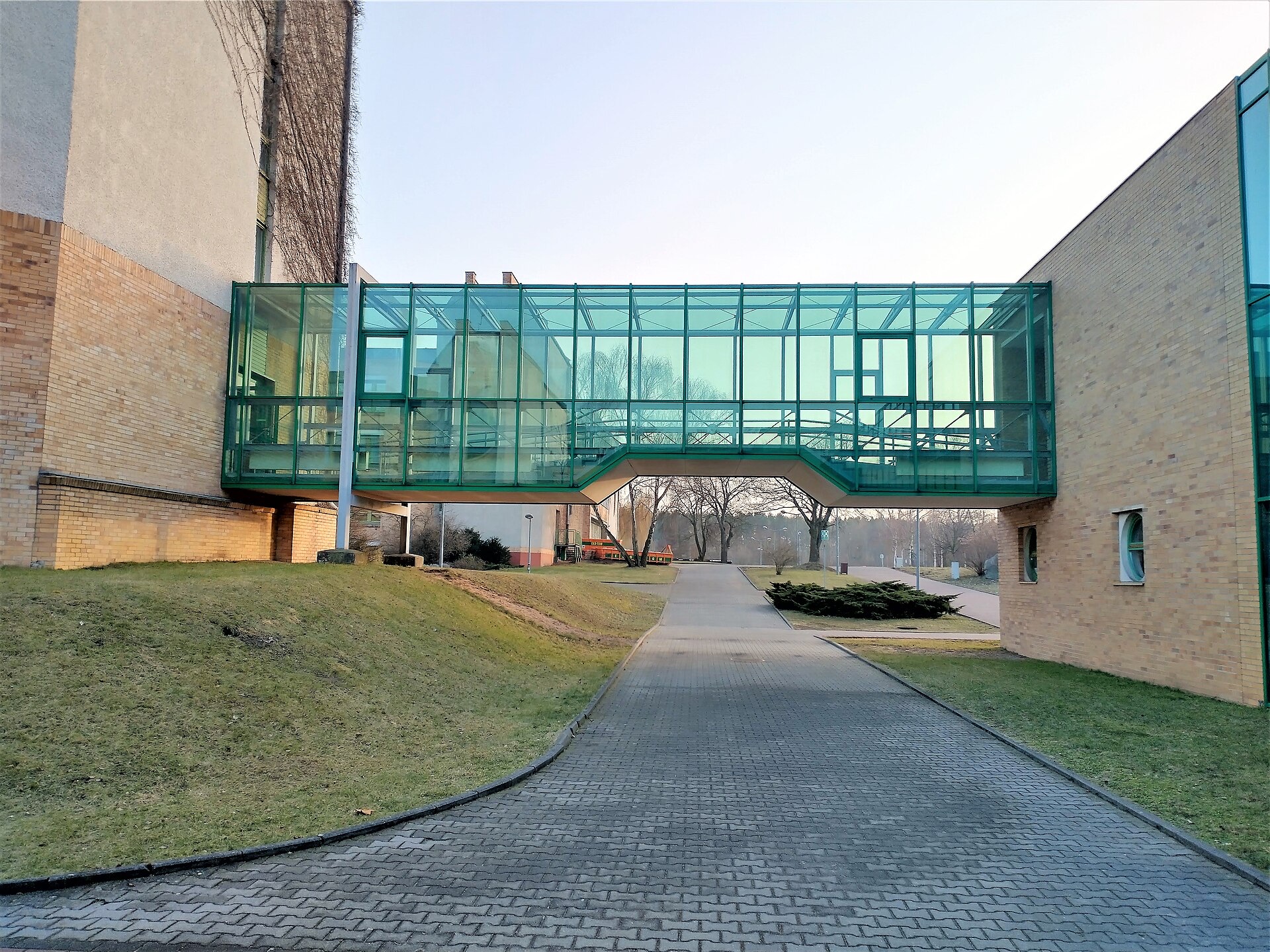 The glass walkway between the Faculty of Physics buildings on the UAM Morasko campus